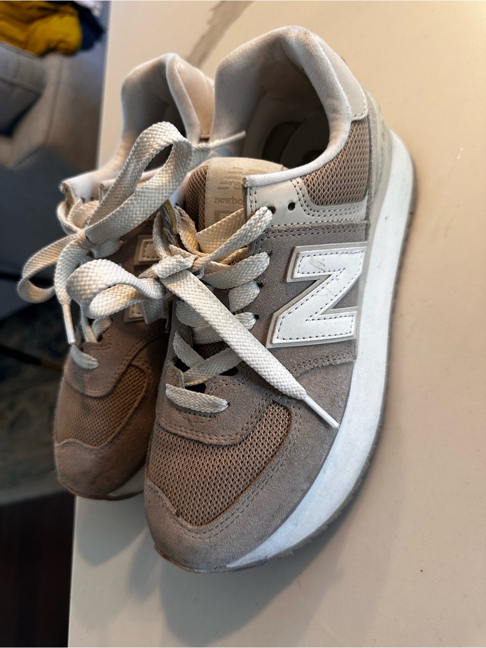New Balance women Grey and White Classic Sneaker - Picture 3 of 11